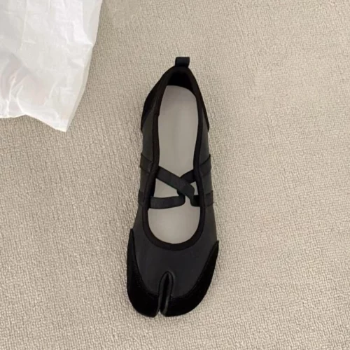 Chaussures Tabi noires à bout fendu et brides croisées