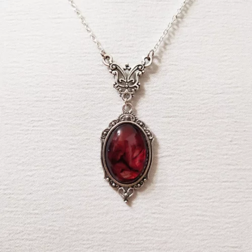 Collier gothique à cabochon rouge ovale et cadre orné