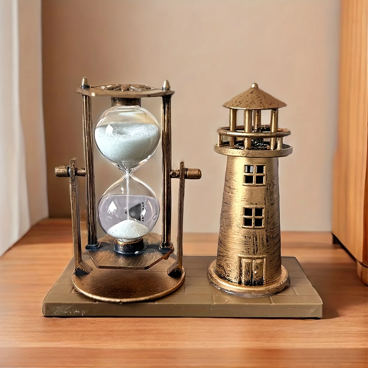 Ornement de bureau réunissant un phare et un sablier