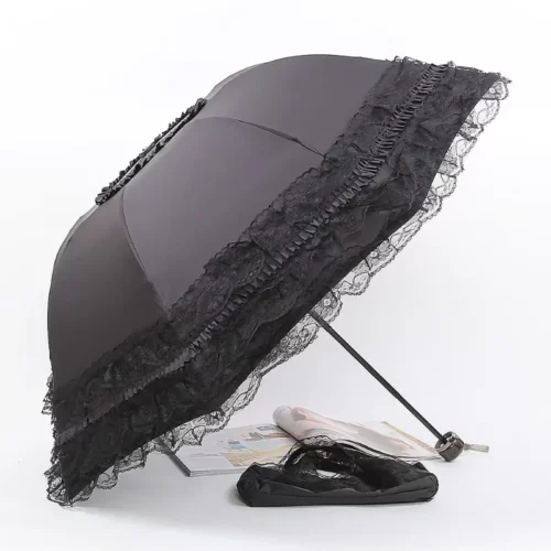 Parasol pliant noir ouvert avec bordure à volants de dentelle