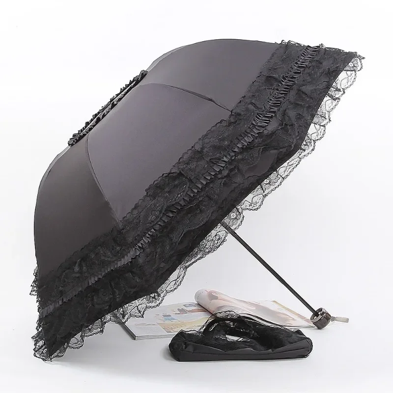 Parasol pliant noir ouvert avec bordure à volants de dentelle
