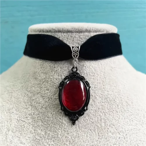 Ras-de-cou en velours noir orné d’un pendentif ovale rouge