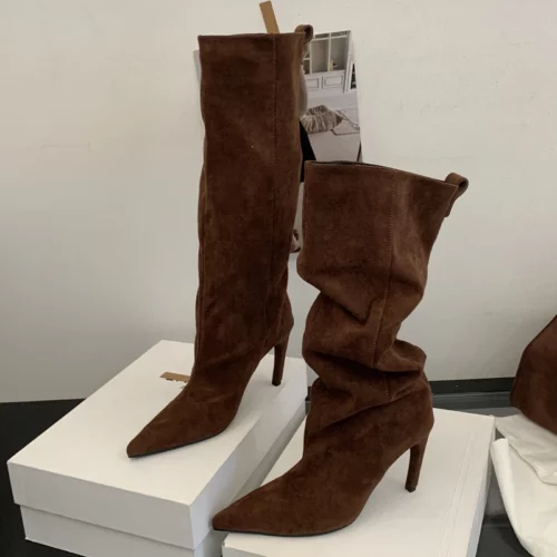 Bottes brunes à tige haute, bout pointu et talon fin