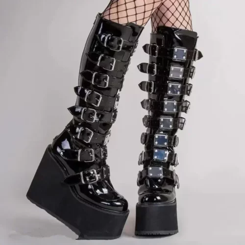 Bottes gothiques noires mi-mollet à plateforme et boucles