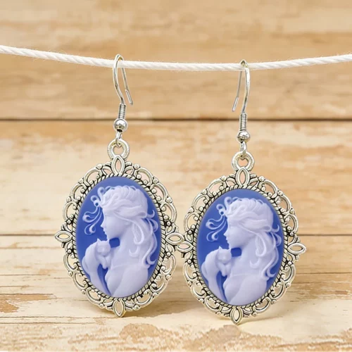 Boucles d’oreilles pendantes à camée bleu et cadre filigrané