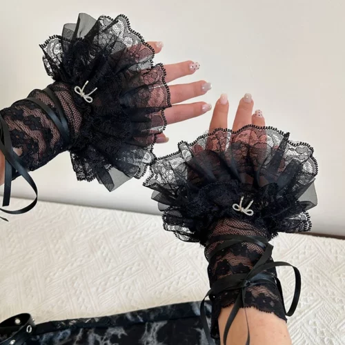 Paire de mitaines noires en dentelle florale avec poignets volantés