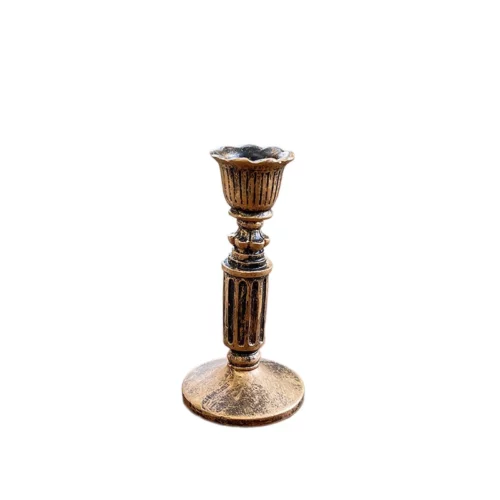 Bougeoir patiné à pied circulaire, tige cannelée et coupelle évasée