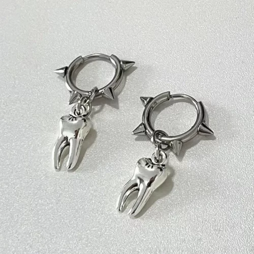 Paire de créoles métalliques à pointes et pendentifs crocs