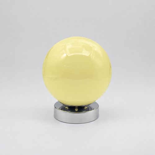 Lampe de table à globe en verre crème et socle métallique argenté