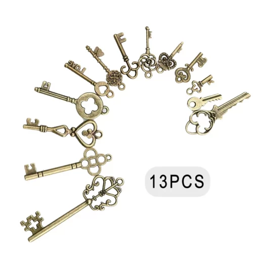 Treize breloques clés de couleur bronze aux têtes en forme de cœurs, trèfles, volutes, rose et chouette