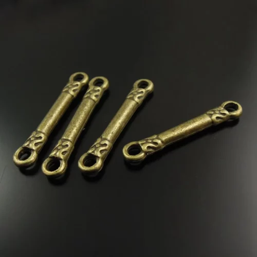 Quatre connecteurs droits couleur bronze avec motifs aux extrémités et deux œillets chacun