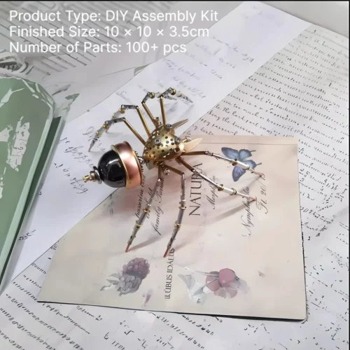 Modèle assemblé d’araignée steampunk à abdomen noir, carapace dorée ajourée et huit pattes métalliques