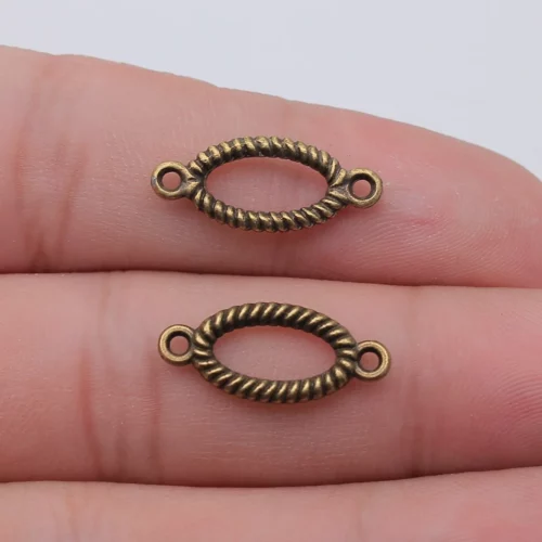 Deux vues de connecteurs ovales couleur bronze au contour torsadé et à deux œillets