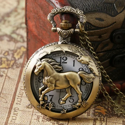 Montre ronde à finition bronze avec cheval en relief et cadran à chiffres arabes