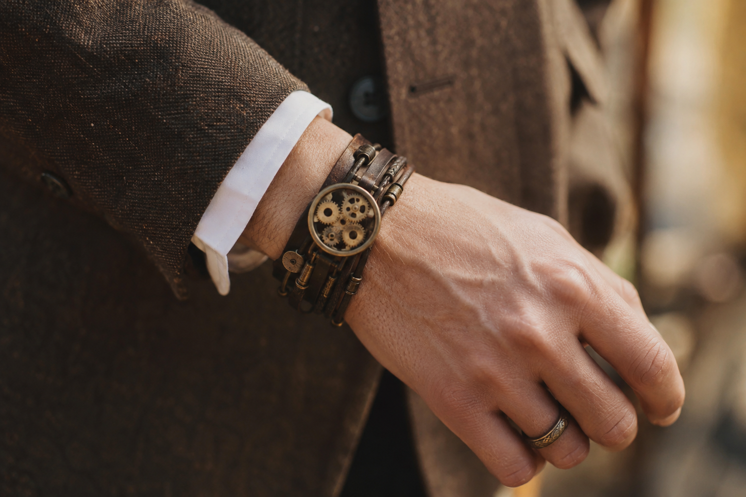 Associer bagues, bracelets et montres steampunk avec élégance — mise en situation